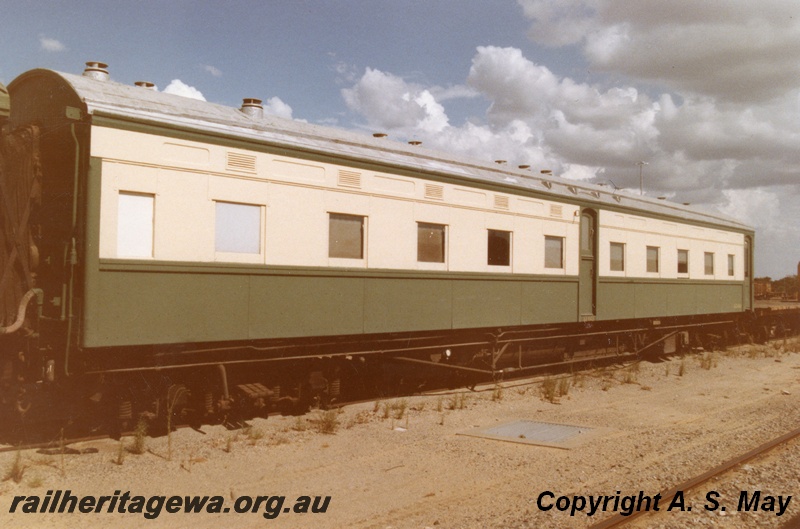 P01824
AZ class 443 first class sleeping carriage, green and cream livery, side view, Forrestfield.
