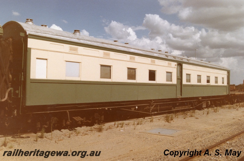 P01824
AZ class 443 first class sleeping carriage, green and cream livery, side view, Forrestfield.
