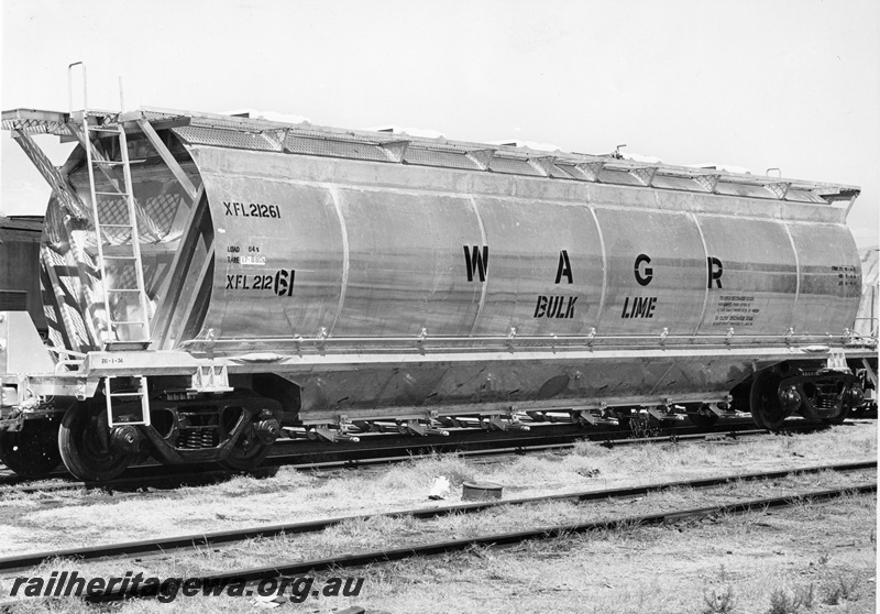 P01832
XFL class 21261 bulk lime hopper wagon, end and side view.
