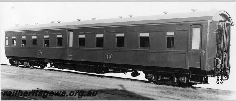 P01836
AZ class 442 first class sleeping carriage, side and end view, as new
