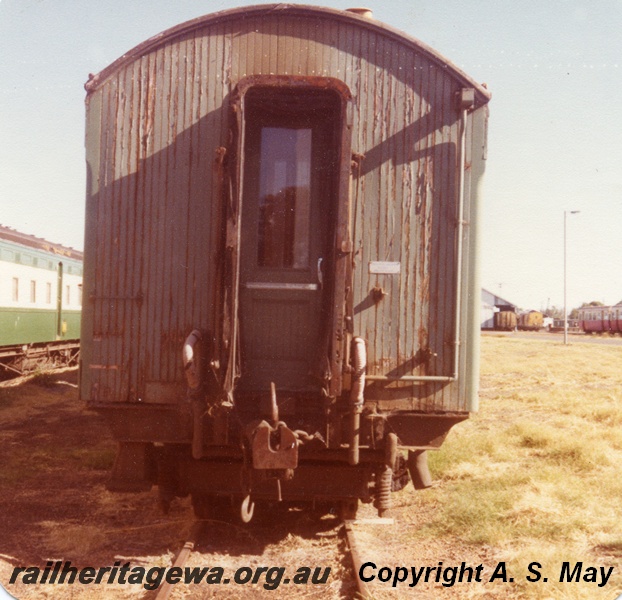 P01846
AZ class carriage, end view
