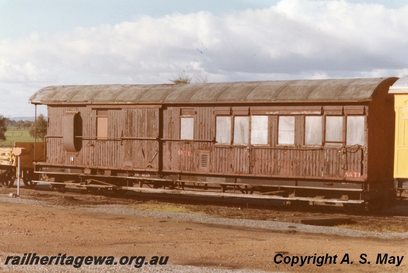 P01852
VW class 5139, ex ZA class 163, brown livery, Pinjarra, side and non platform end view.
