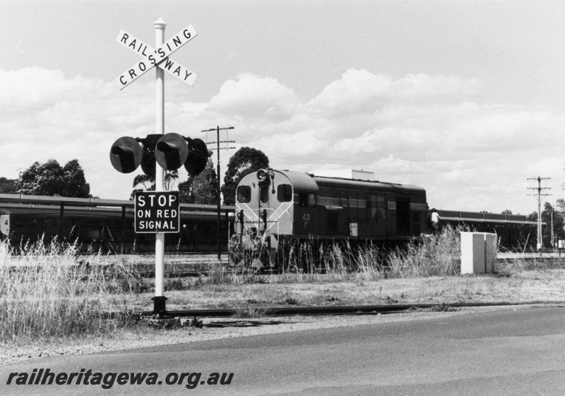 P01864
F class 43, level crossing sign, relay boxes, Midland, shunting
