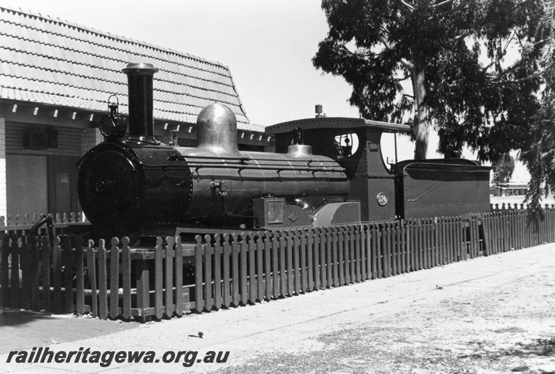 P01878
R class 174, Centrepoint Shopping Centre, Midland, front and side view, on display
