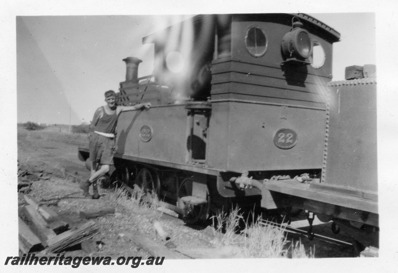 P01894
H class 22 coupled to a water tank wagon, Port Hedland, end and side view, PM line

