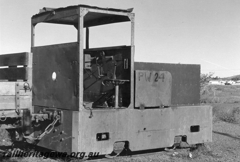 P01898
PWD jetty loco PW24, Roebourne, end and side view, on display.
