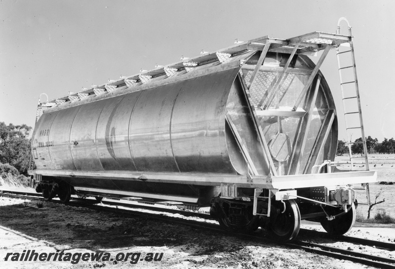 P01904
WWA class 32301, standard gauge grain hopper, side and end view, has wheat sheaf motif on the side.
