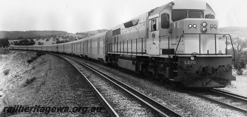 P01915
L class 270 in original livery, hauling the 