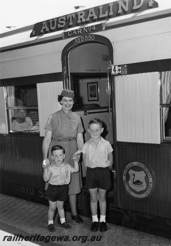 P01933
AYD class 550 Australind Buffet Car (carriage), hostess at the door assisting passengers
