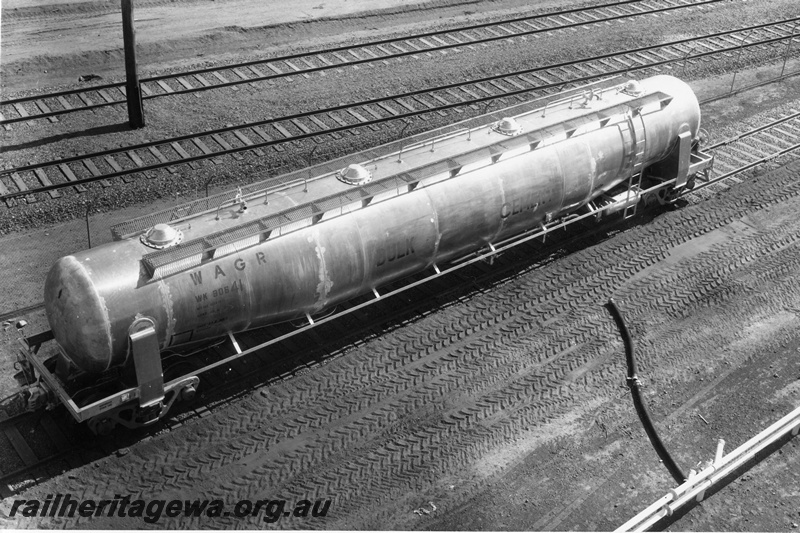 P01940
WK class 30641 bogie bulk cement tank wagon, elevated end and side view
