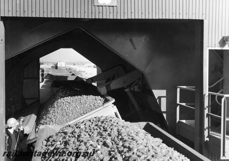 P01954
Iron ore train (standard gauge) being unloaded at Kwinana. Standard gauge line.
