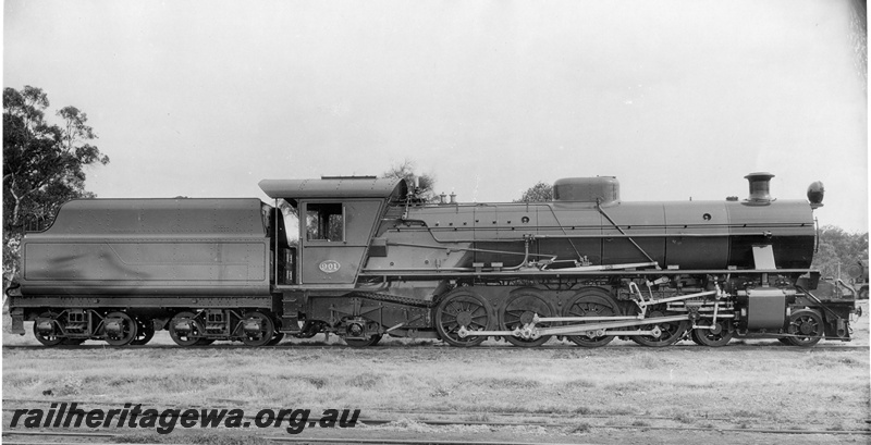 P01955
W class 901 steam loco, side view, as new.
