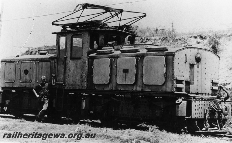 P01956
SEC electric loco No.1, side and front view
