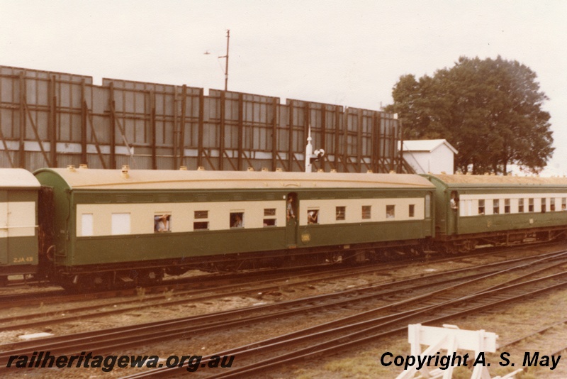 P01992
AZ class 436, just east of the Barrack Street Bridge, end and side view, on a HVR tour train
