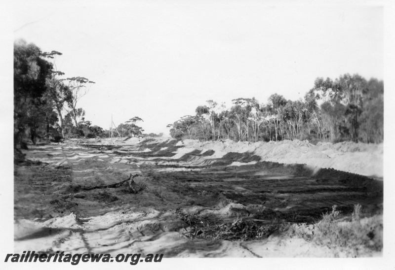 P02155
Earthworks at Moornaming Bridge, KP line, view along the right of way looking towards Nyabing.
