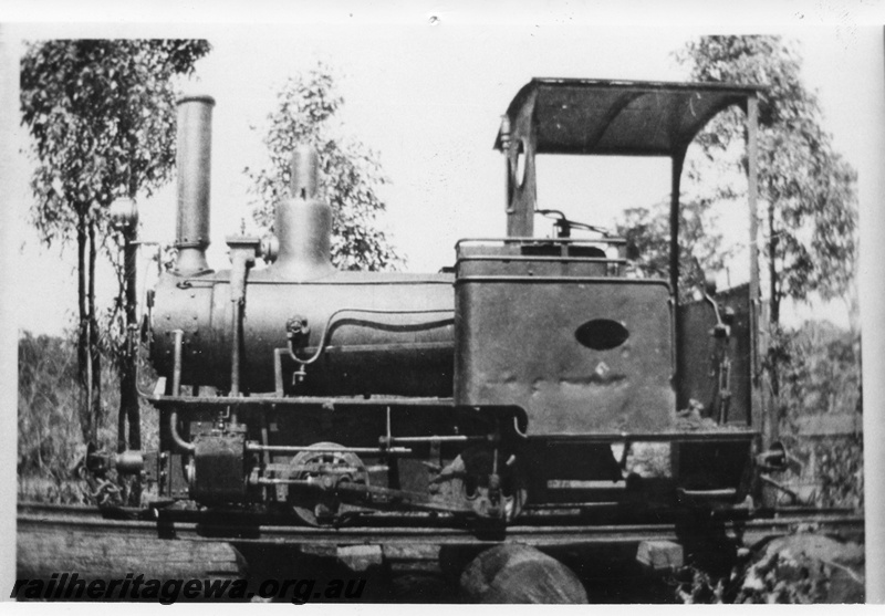 P02195
Orenstein & Koppel 2 foot gauge loco at the Moira coal mine, Collie, side view, c.pre1914, same as P7087
