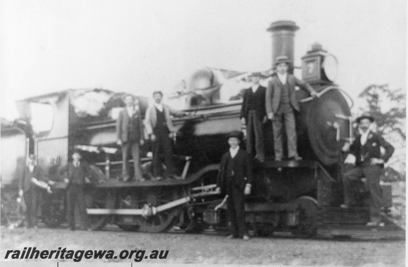 P02200
MRWA loco B class 7, men standing on the running board, side and front view
