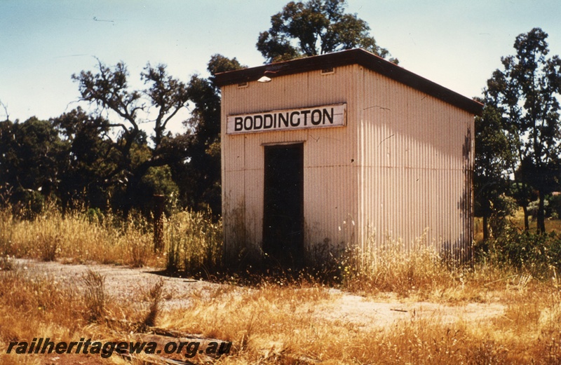 P02205
Out of shed with nameboard, Boddington, PN line, front and side view
