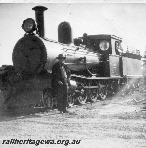 P02212
Bunnings loco No.53, Manjimup, front and side view.
