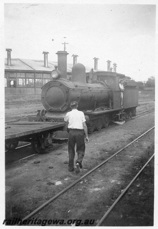 P02221
G class with shunters float, roundhouse, Bunbury, shunting
