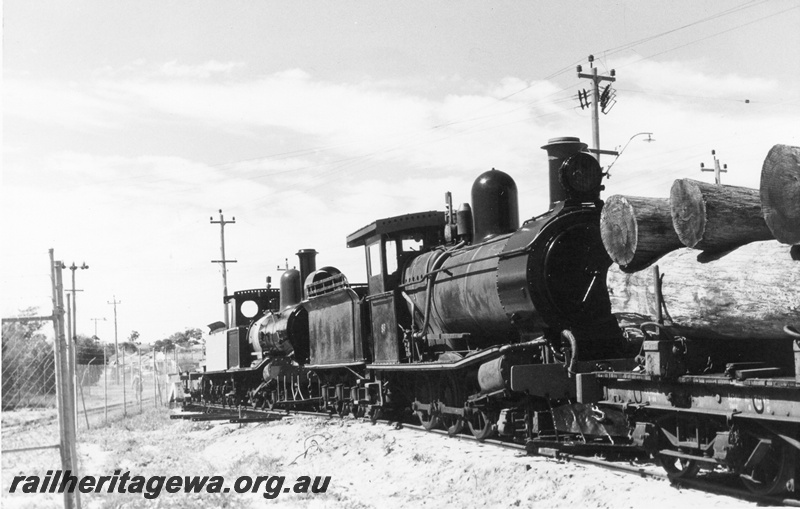 P02255
YX class 86 and Y class 71, Rail Transport Museum, view along the track, early days of the museum
