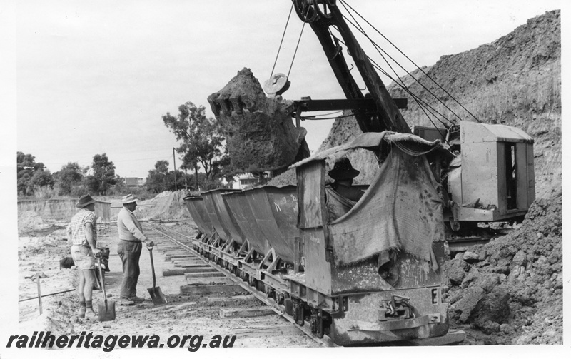 P02314
Maylands Brickworks loco and skips, excavator, on the Maylands Brickworks tramway, skips being loaded
