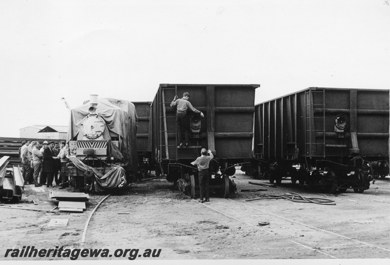 P02351
LV&S Orenstein and Koppel loco under a tarpaulin, iron ore wagons, Bassendean front view
