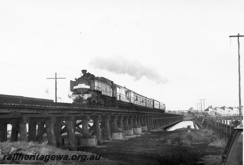 P02379
DD class 592, crossing the Bunbury Bridge, Rivervale, SWR line, ARHS tour train
