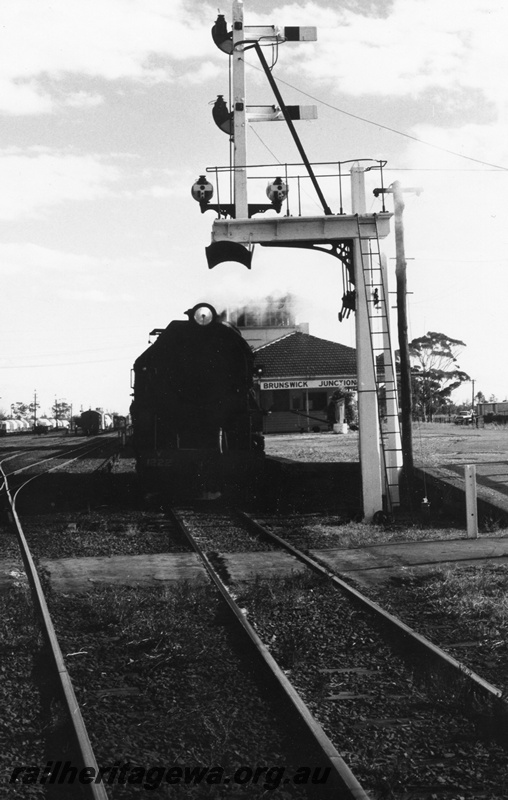 P02380
V class 1222, bracket signal, station building with nameboard, Brunswick Junction, SWR line, view looking along the line.
