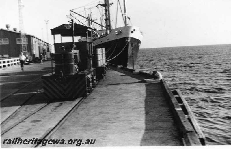 P02418
PWD 0-4-0 diesel loco, jetty, Derby, shunting on jetty.
