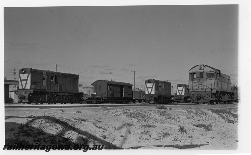 P02427
Y class diesel locomotives, front and side view, J class 105 diesel locomotive, front view, Leighton yard, ER line.
