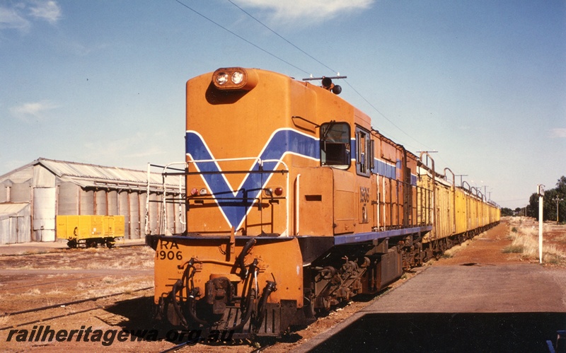 P02433
RA class 1906, wheat bin, Perenjori, EM line, front and side view, wheat train.
