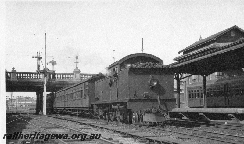 P02457
D class loco on suburban passenger entering Perth Station from under the Barrack Street Bridge
