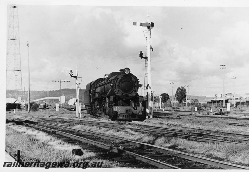 P02459
V class 1217, signals, Bellevue Yard, side and front view.
