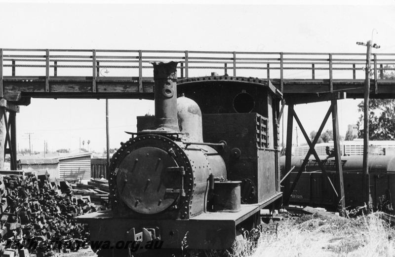 P02472
PWD loco H class 18, footbridge, Bunbury, front view, out of service
