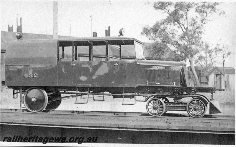 P02478
AI class 432 rail motor coach, side view, as new
