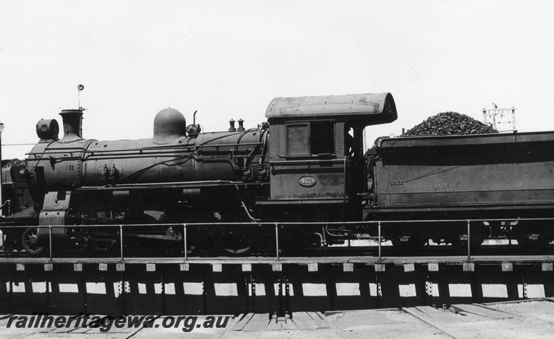 P02481
FS class 423, turntable, Bunbury loco depot, side view
