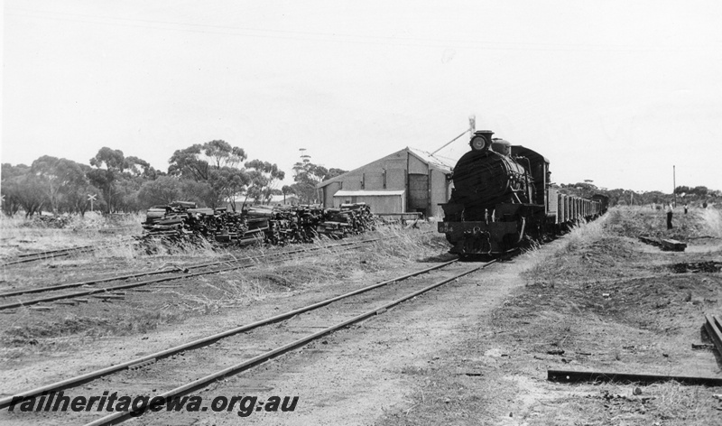 P02496
W class 954, wheat bin, arriving at Corrigin, NWM line, goods train.
