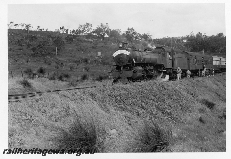 P02510
U class 662 steam locomotive, on Chidlow ARHS Tour, front and side view, ER line.
