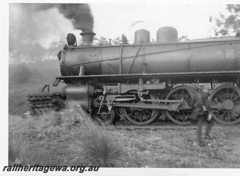 P02511
U class 662 steam locomotive, on Chidlow ARHS Tour, partial side view, ER line.
