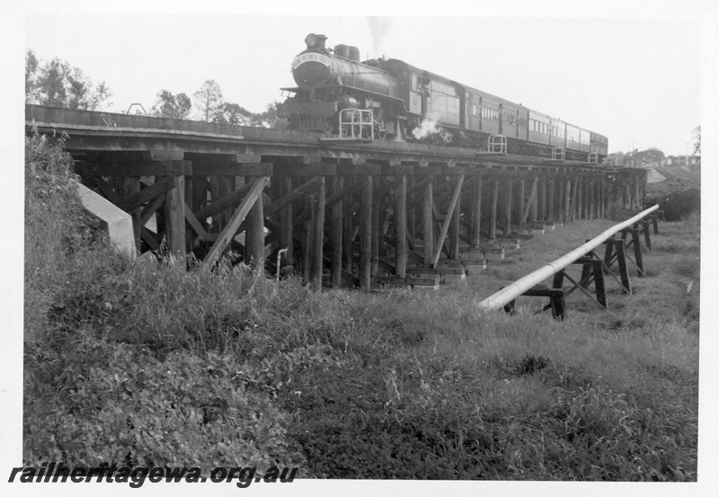 P02513
U class 662 steam locomotive, on Chidlow ARHS Tour, front and side view, crossing Guildford trestle bridge, ER line.
