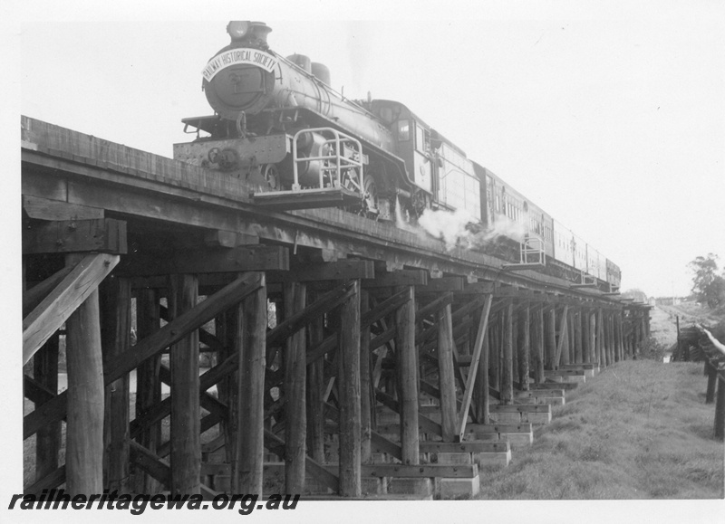 P02514
U class 662 steam locomotive, on Chidlow ARHS Tour, front and side view, detail of Guildford trestle bridge, ER line.
