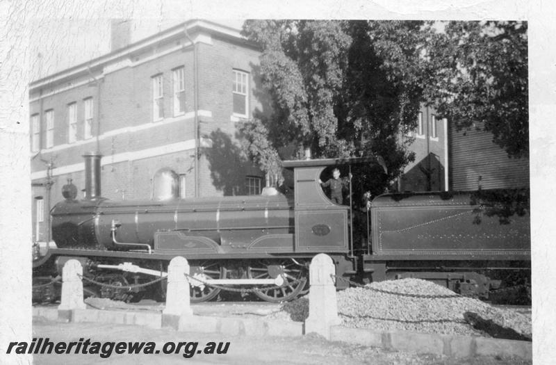 P02515
R class 174 steam locomotive outside the Railway Institute at Midland, side view.
