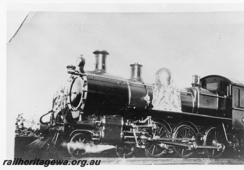 P02520
E class 352 steam locomotive, decorated, Royal Train for the Duke of York, front and side view.
