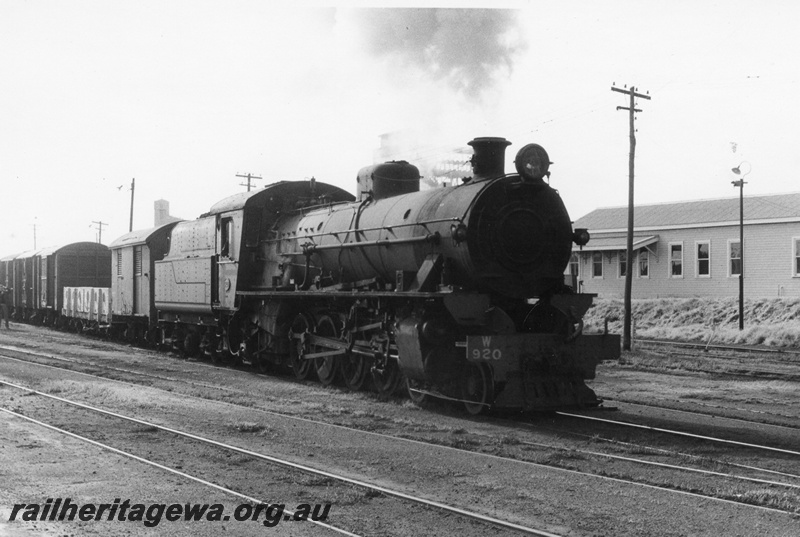 P02528
W class 920 steam locomotive, side view, hauling a goods train, Bunbury, SWR line. c1970.
