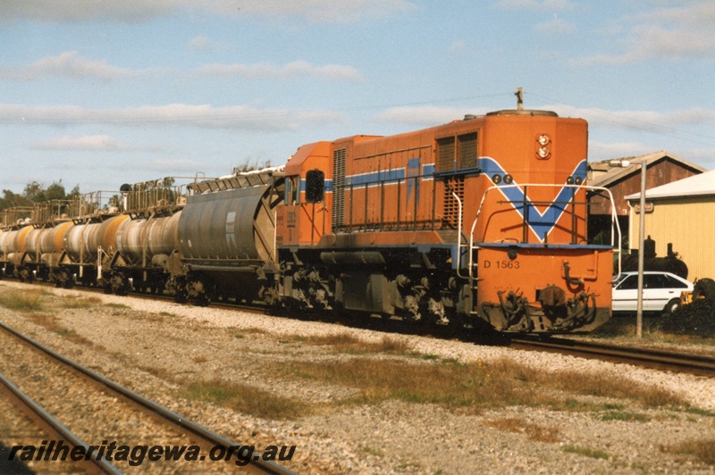 P02549
D class 1563 diesel locomotive hauling a caustic soda train heading towards Kwinana, side and front view, Pinjarra, SWR line.
