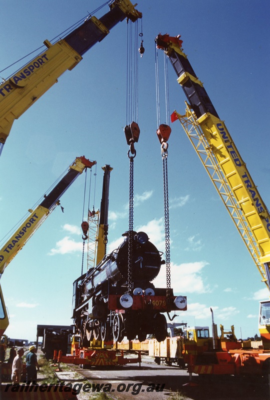 P02561
Pendennis Castle steam locomotive being loaded onto a low loader for return journey to the Pilbara.
