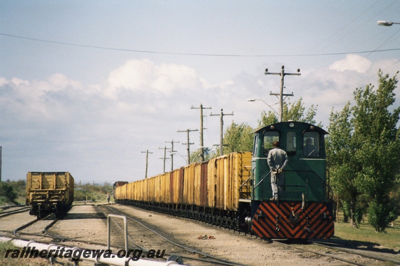 P02575
A class 1509 and A class 1510 diesel locomotives loaded with 12 4 wheel wagons at SECWA Bunbury.
