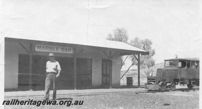 P02596
AI class 432 rail motor coach, station building, Marble Bar, PM line
