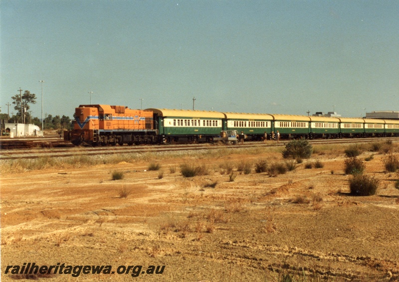 P02614
A class 1510 hauling a rake of Hotham Valley Railway ex South African carriages through Forrestfield Yard for the first run of these carriages through the Avon Valley
